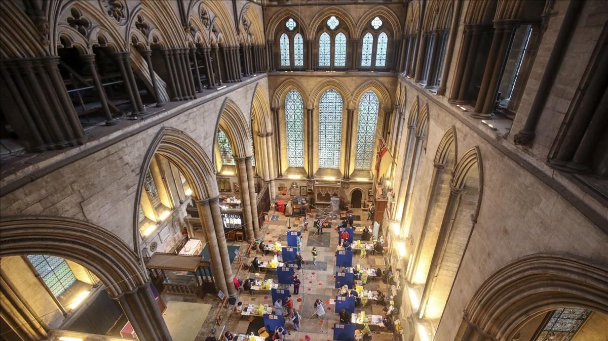 La catedral de Salisbury, Reino Unido, convertida en centro de vacunación anticovid. La catedral de Salisbury, Reino Unido, convertida en centro de vacunación anticovid.