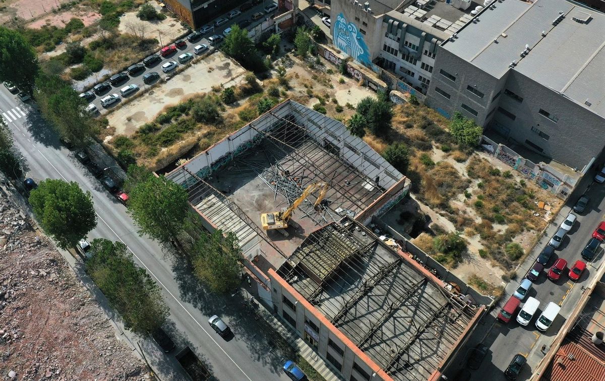 Obras de derribo en las naves industriales de la ronda Barceló de Mataró. Obras de derribo en las naves industriales de la ronda Barceló de Mataró.