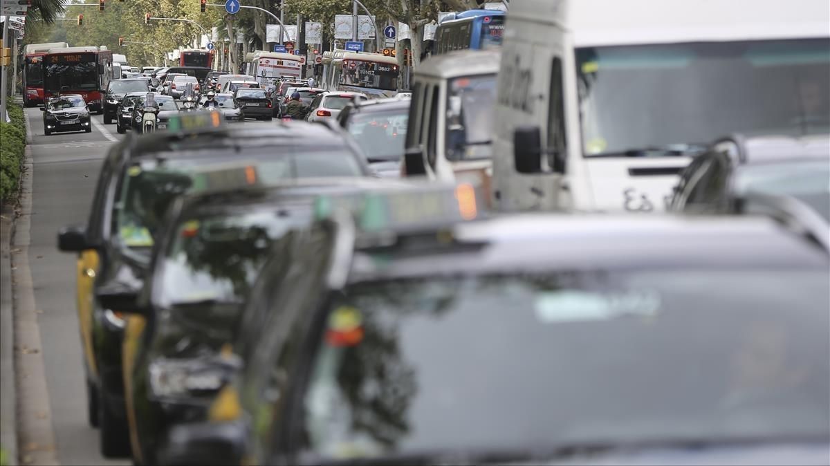 Tráfico intenso en la avenida Diagonal de Barcelona. Tráfico intenso en la avenida Diagonal de Barcelona.