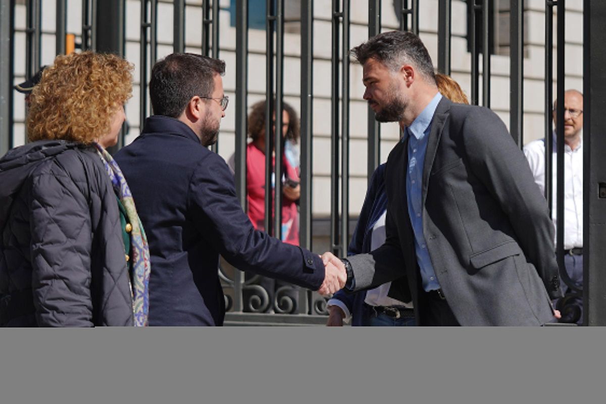 El president de la Generalitat, Pere Aragonès i Garcia y Ester Capella caminan hacia el Congreso. El president de la Generalitat, Pere Aragonès i Garcia y Ester Capella caminan hacia el Congreso.