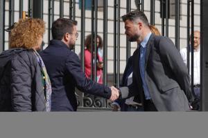 El president de la Generalitat, Pere Aragonès i Garcia y Ester Capella caminan hacia el Congreso.