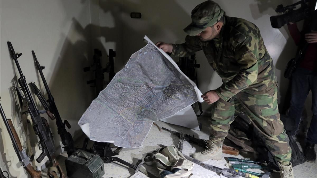 Un soldado sirio en Zamalka, en el este de Guta. Un soldado sirio en Zamalka, en el este de Guta.