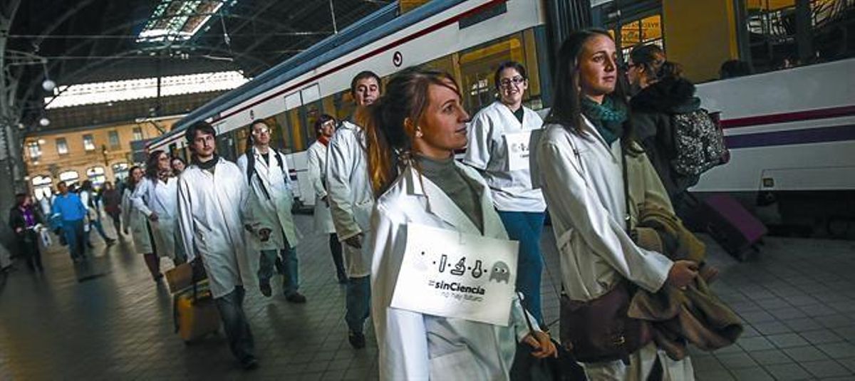 Jóvenes investigadores protestan en Valencia contra los recortes,en diciembre pasado. Jóvenes investigadores protestan en Valencia contra los recortes,en diciembre pasado.