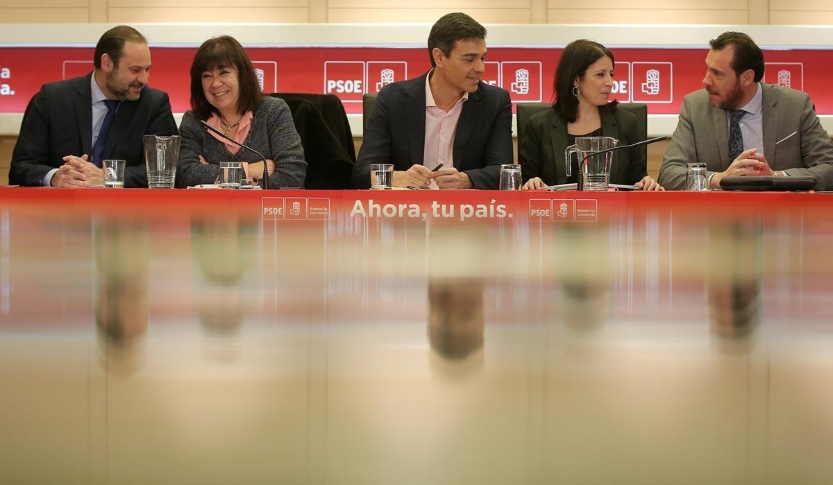 Pedro Sánchez encabeza la reunión permanente del PSOE en Ferraz.