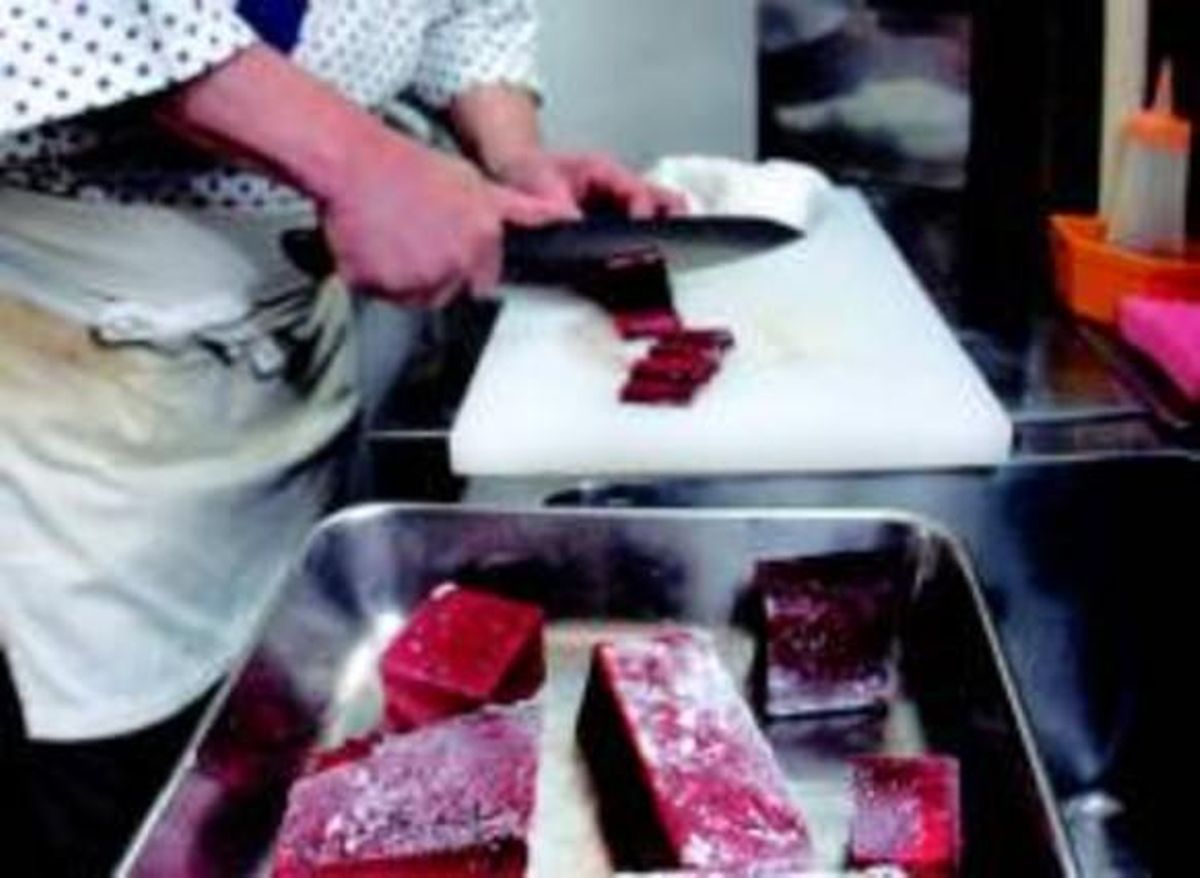 Un cocinero de Tokio prepara el famoso bocado con carne de ballena. Un cocinero de Tokio prepara el famoso bocado con carne de ballena.