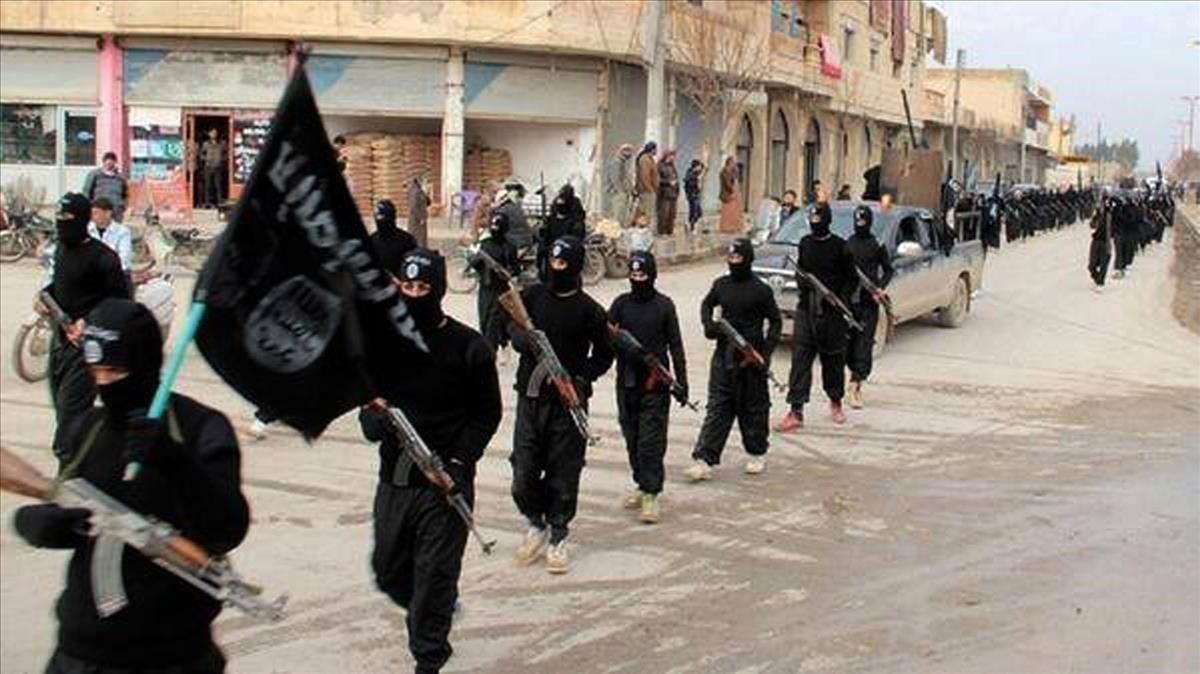Militantes del Estado Islámico marchan por las calles de Raqqa, en una imagen difundida por una página de internet en enero del 2014.