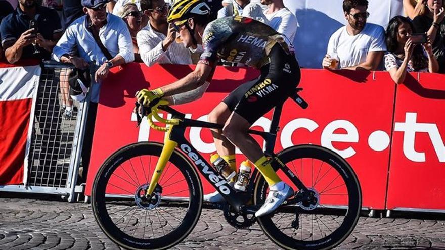 Cyclist Nathan van Hooydonck suffers a serious car accident