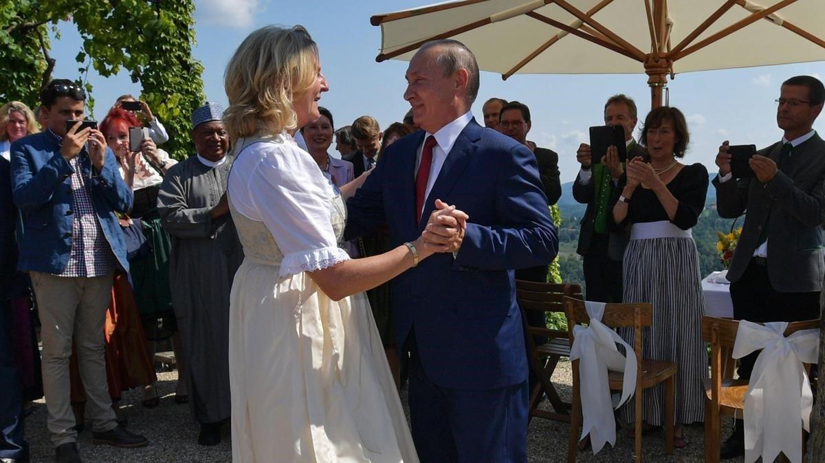 El presidente ruso, Vladimir Putin, baila con la ministra de Exteriores de Austria, Karin Kneissl, en la boda de esta última el pasado mes de agosto.