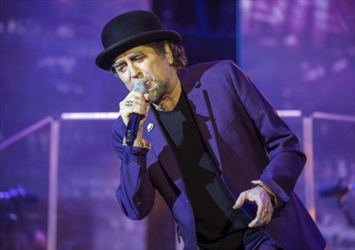 Joaquín Sabina, durante el concierto que realizó anoche en Úbeda, su localidad natal, donde empezó la gira española del disco ’Lo niego todo’. Joaquín Sabina, durante el concierto que realizó anoche en Úbeda, su localidad natal, donde empezó la gira española del disco ’Lo niego todo’.