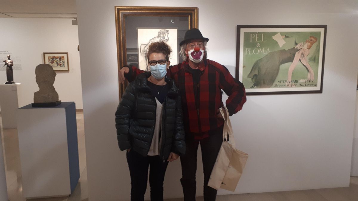 La concejala de cultura de Mollet, Mercè Pérez, junto al payaso Tortell Poltrona en el Museu Abelló de Mollet del Vallès. La concejala de cultura de Mollet, Mercè Pérez, junto al payaso Tortell Poltrona en el Museu Abelló de Mollet del Vallès.