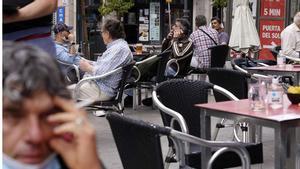 Galicia apuesta por prohibir fumar si no hay distancia de seguridad. En la foto, gente fumando en terrazas al aire libre.