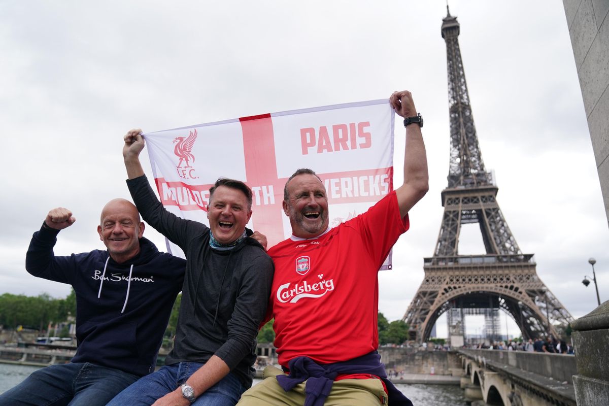 Aficionados del Liverpool posan con una bandera inglesa y la Torre Eiffel de fondo Aficionados del Liverpool posan con una bandera inglesa y la Torre Eiffel de fondo