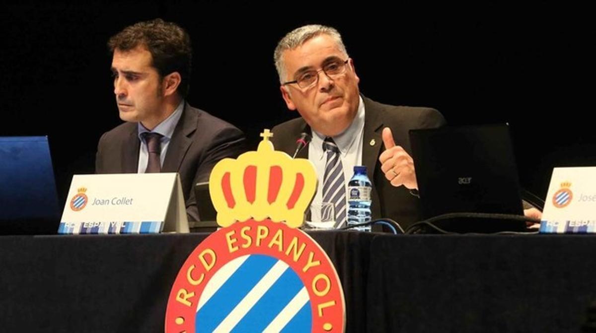 Collet (derecha), junto al secretario del Consejo blanquiazul, en la junta celebrada en el auditorio de Cornellà.