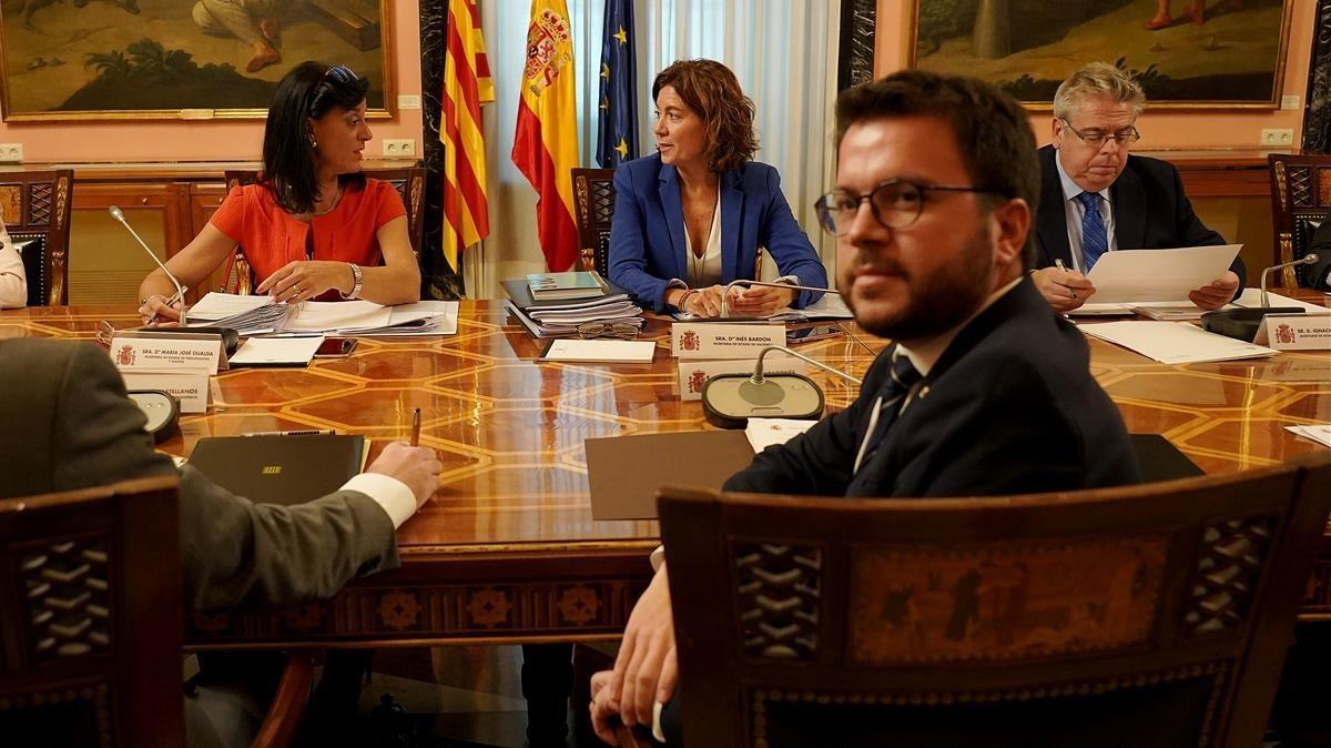 El ’vicepresident’ del Govern i ’conseller’ de Economía y Hacienda, Pere Aragonès, sentado frente a la secretaria de Estado de Hacienda, Inés Bardón.