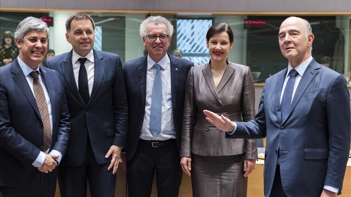 El Comisario europeo de Asuntos Económicos, Pierre Moscovici (derecha), con el nuevo presidente del Eurogrupo, Mario Centeno (izquierda) junto al ministro de Finanzas eslovaco, Peter Kazimir; Luxemburgo, Pierre Gramegna, y Letonia, Dana Reizniece-Ozola.  