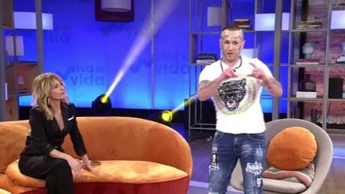 Emma García intenta frenar a Jonathan, hermano de Cora ('Secret Story'): "Aquí mando yo" Emma García intenta frenar a Jonathan, hermano de Cora ('Secret Story'): "Aquí mando yo"