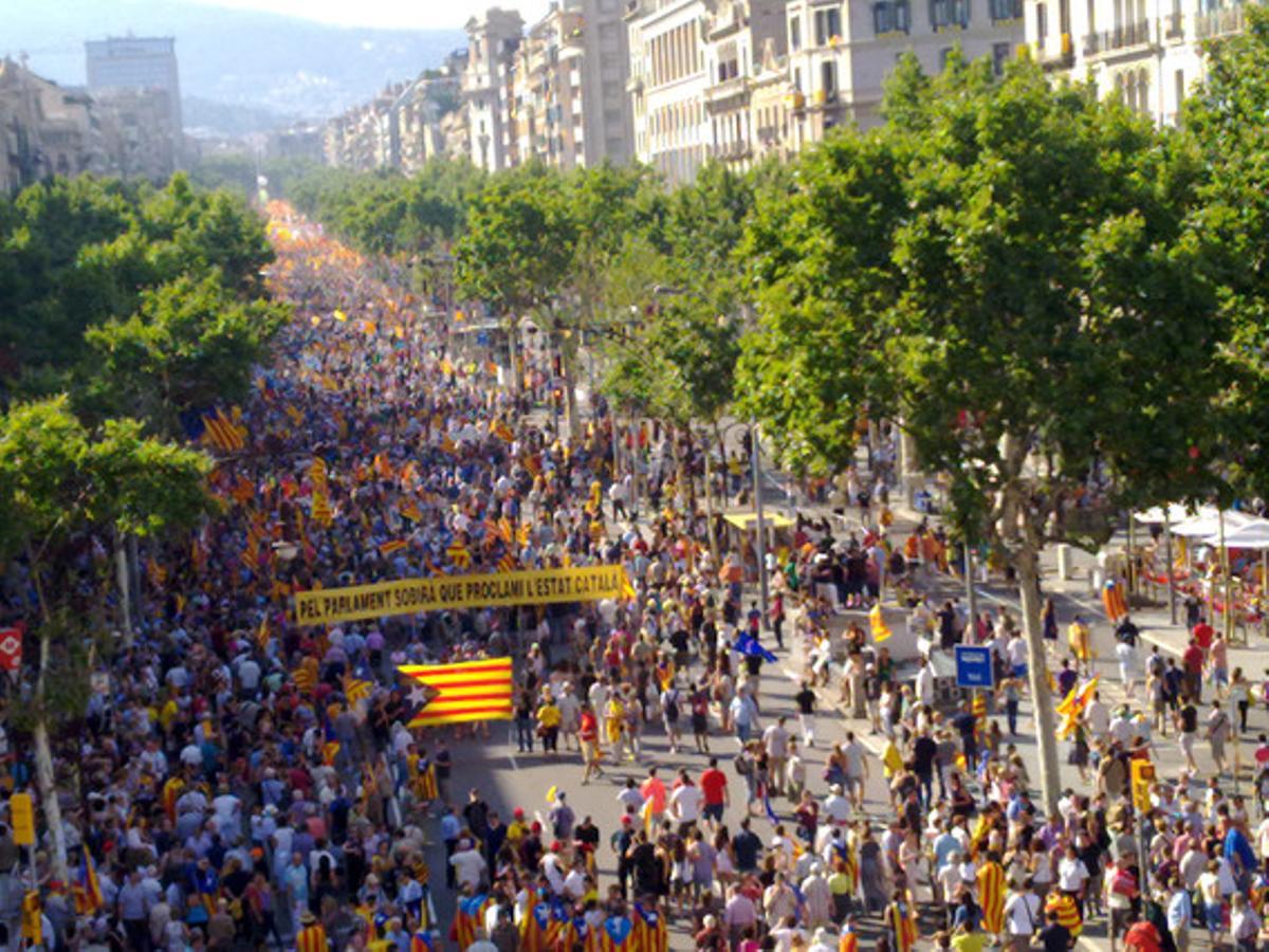 Los participantes de la manifestación han ocupado la práctica totalidad del paseo de Gràcia barcelonés.