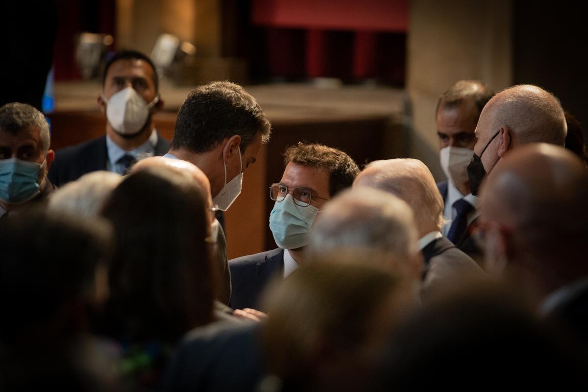 El presidente del Gobierno, Pedro Sánchez, y el ’president’ de la Generalitat, Pere Aragonès, charlan en el acto de entrega de la medalla conmemorativa de Foment del Treball, el pasado 7 de junio de 2021 en Barcelona. El presidente del Gobierno, Pedro Sánchez, y el ’president’ de la Generalitat, Pere Aragonès, charlan en el acto de entrega de la medalla conmemorativa de Foment del Treball, el pasado 7 de junio de 2021 en Barcelona.