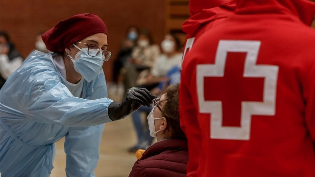 Coronavirus: Catalunya prepara una estratègia per testar en massa la població Coronavirus: Catalunya prepara una estratègia per testar en massa la població