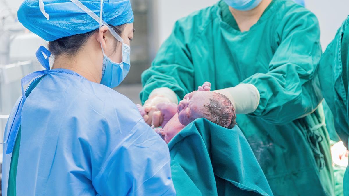 Ochocientas matronas catalanas de urgencia para contratar y doble profesional
