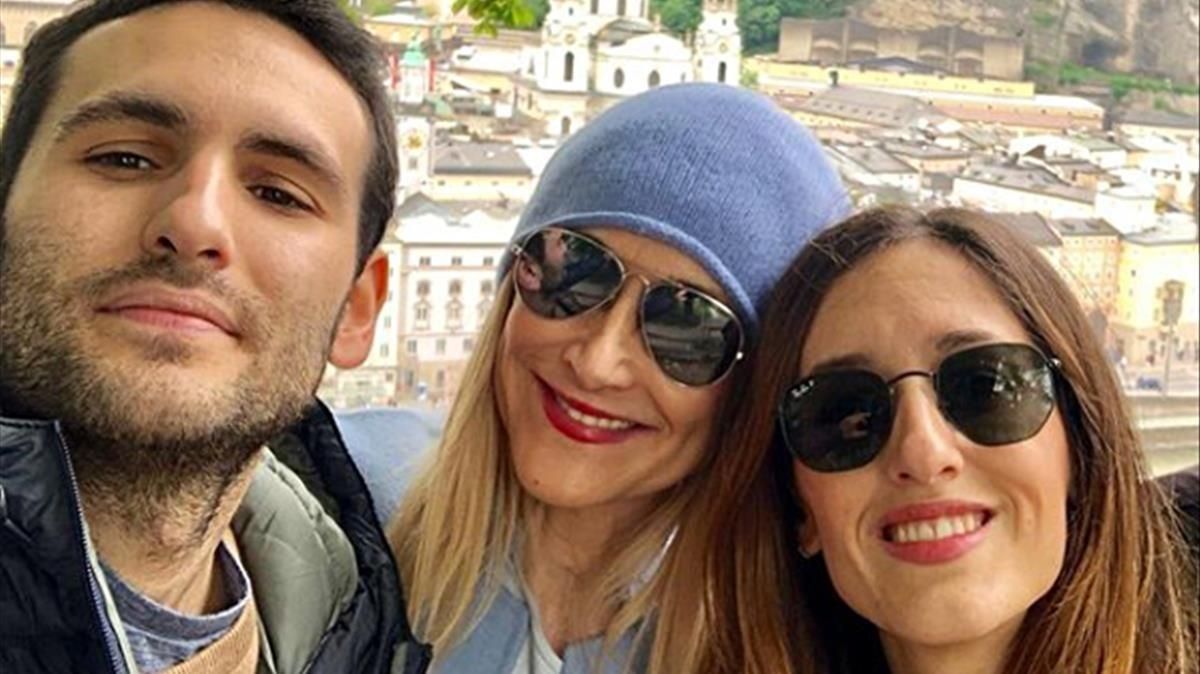 Cristina Cifuentes, con sus hijos, en la imagen que ha colgado en su cuenta de Instagram. Cristina Cifuentes, con sus hijos, en la imagen que ha colgado en su cuenta de Instagram.