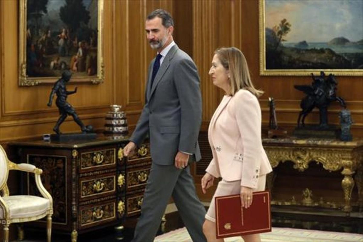 La presidenta del Congreso, Ana Pastor, entregó este jueves al Rey el listado de representantes políticos que participarán en la ronda de consultas que determinará si hay un candidato con opciones a la investidura. La presidenta del Congreso, Ana Pastor, entregó este jueves al Rey el listado de representantes políticos que participarán en la ronda de consultas que determinará si hay un candidato con opciones a la investidura.
