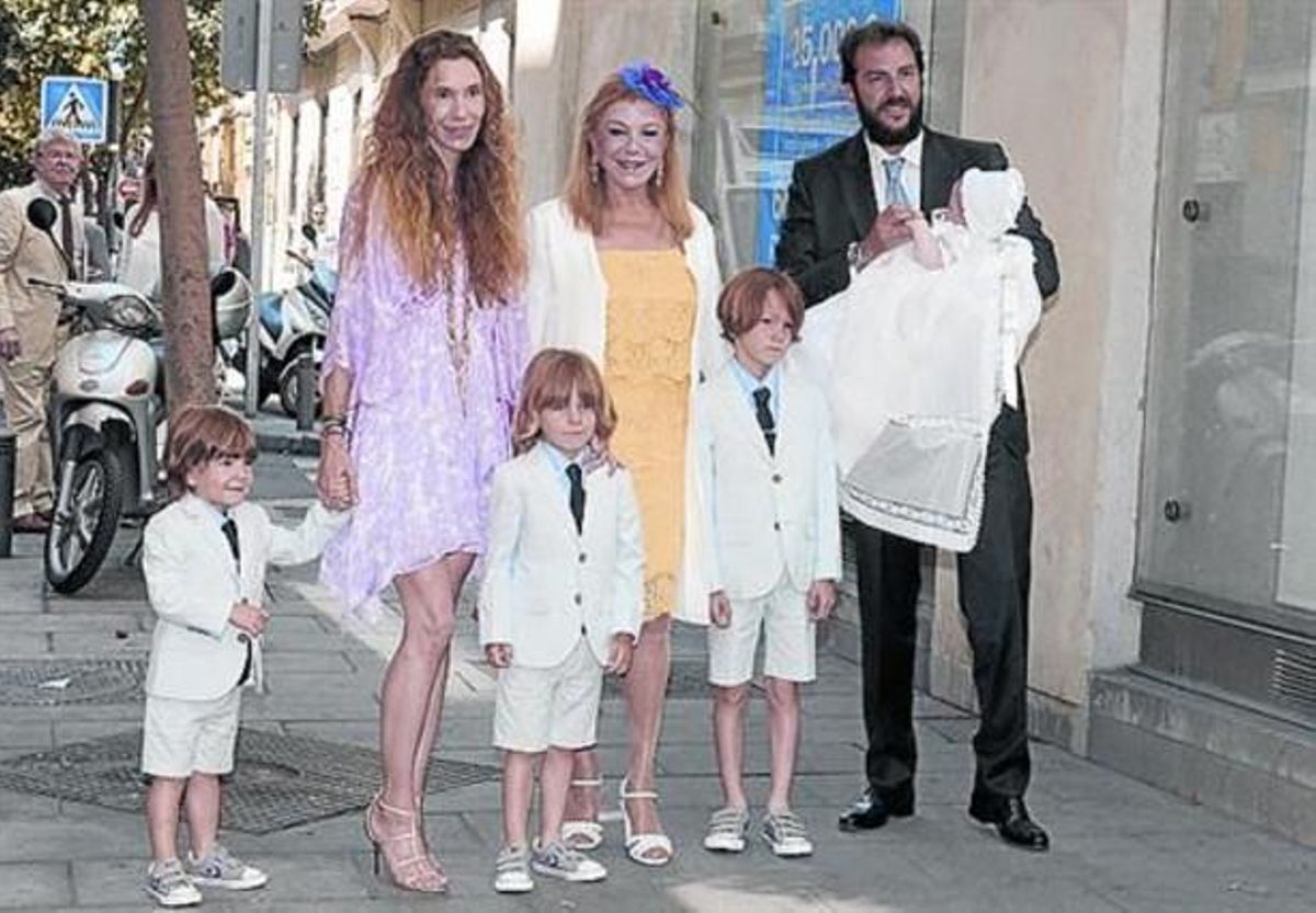 Carmen Thyssen bautiza a su nieta Carmen Thyssen bautiza a su nieta