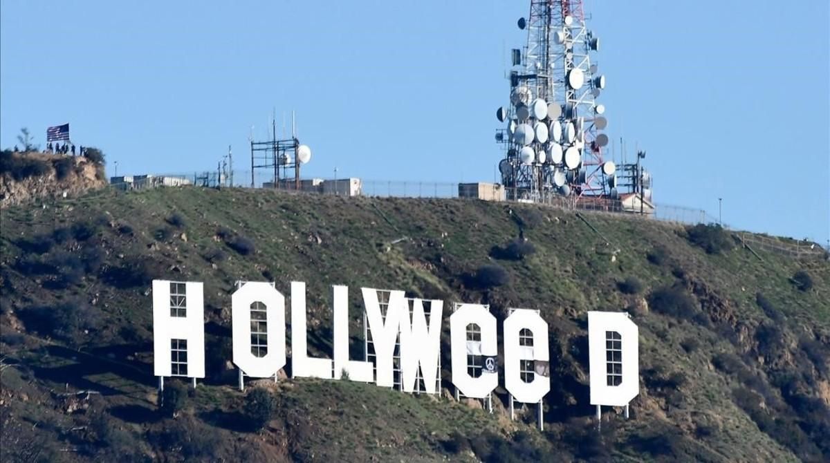 El cartel de Hollywood con las letras cambiadas para celebrar la legalización de la marihuana en California. El cartel de Hollywood con las letras cambiadas para celebrar la legalización de la marihuana en California.