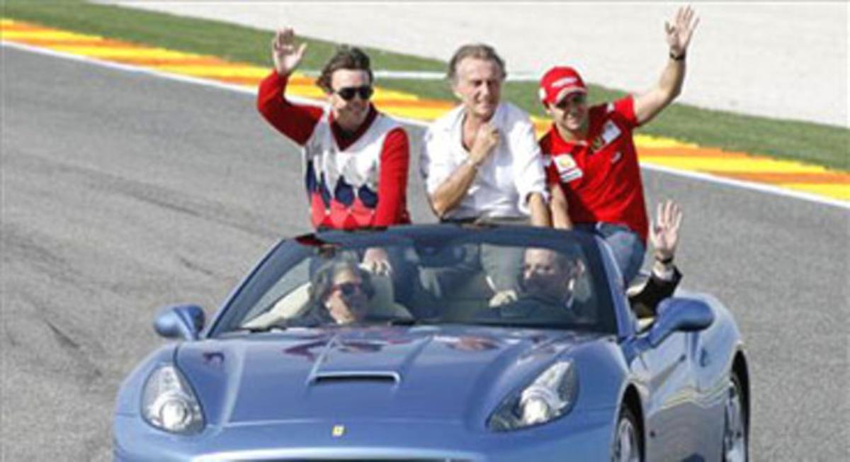 Fernando Alonso (izquierda), el presidente de Ferrari(centro), Felipe Massa (derecha), Francisco Camps (abajo) y Rita Barberá saludan al público a bordo del Ferrari.