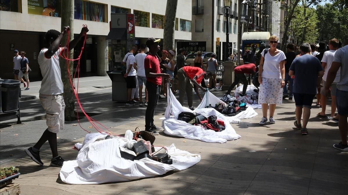 Manteros en la Rambla, el pasado agosto. Manteros en la Rambla, el pasado agosto.