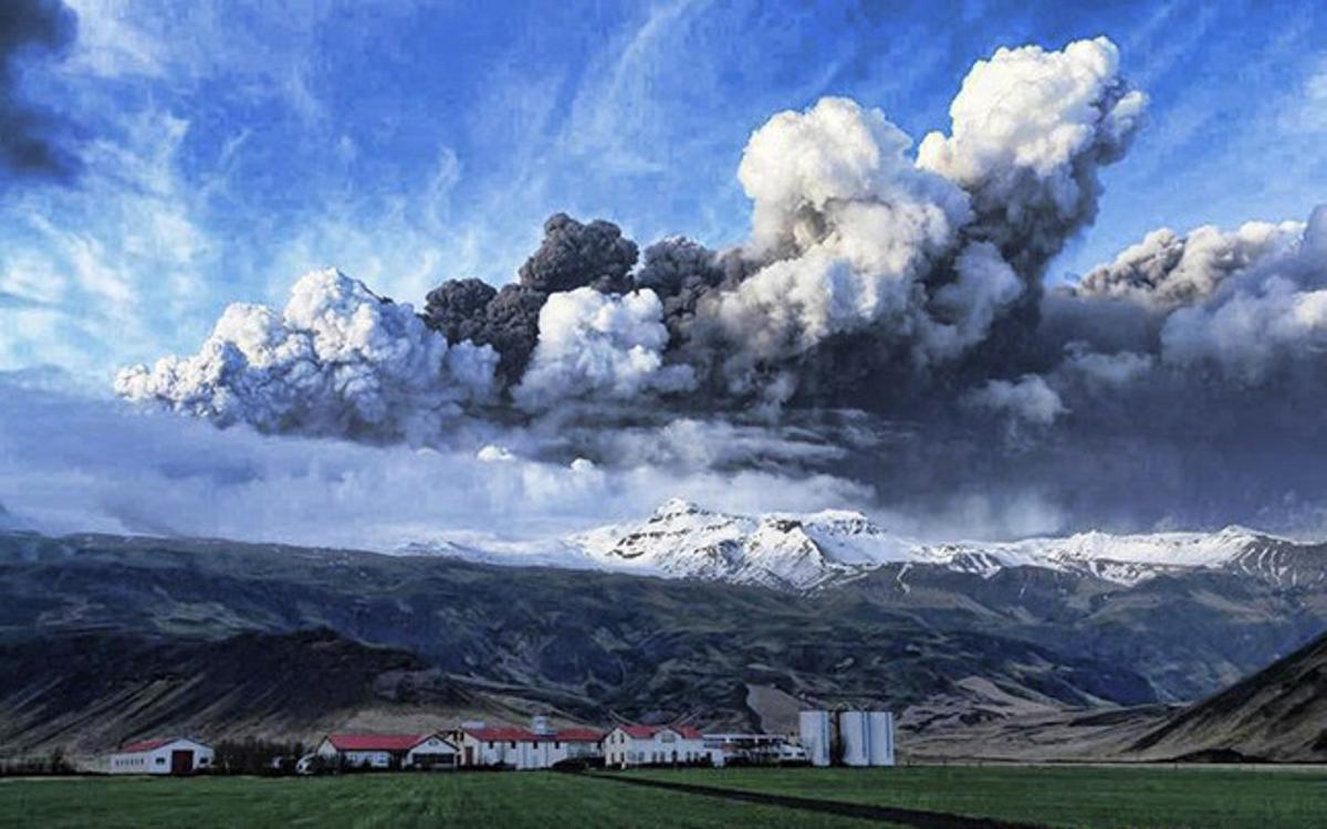 Nube gigante. Las cenizas del volcán Eyjafjalla se mezclan con las nubes de Islandia.