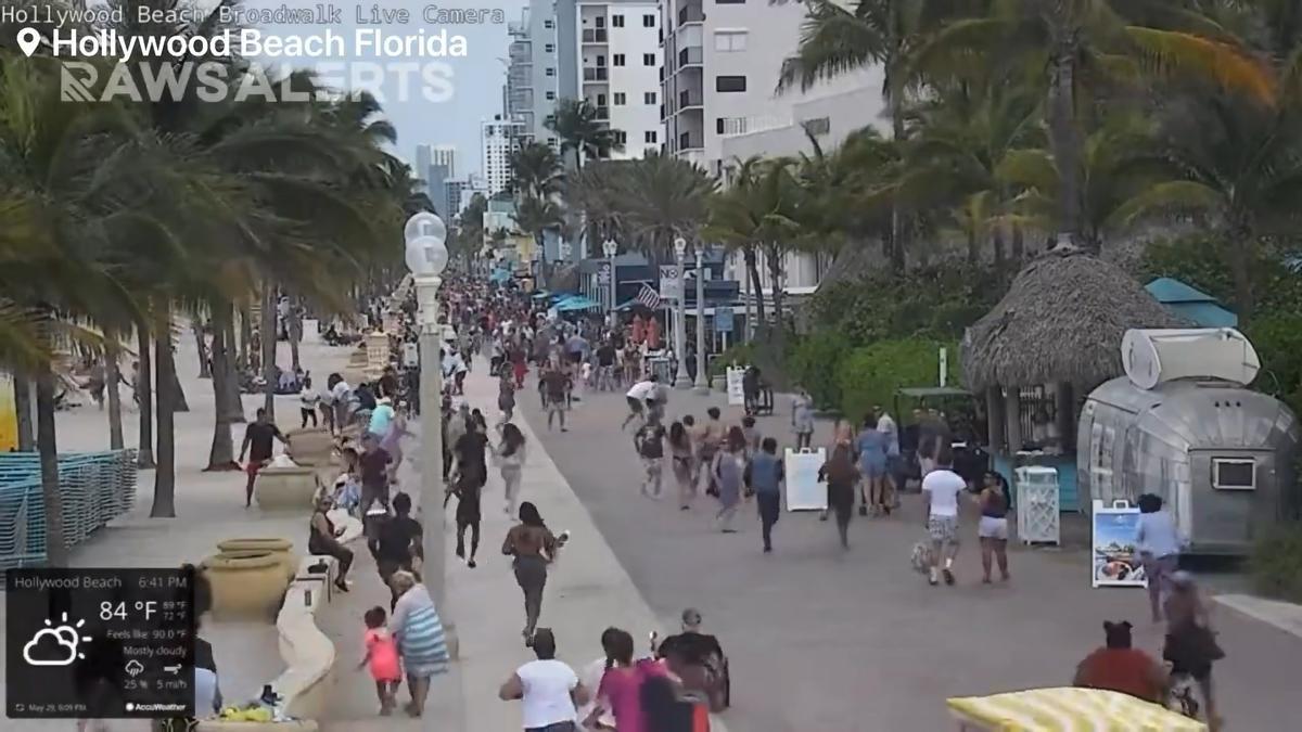 La cámara del paseo marítimo de Hollywood, Florida, muestra a gente huyendo durante el tiroteo.