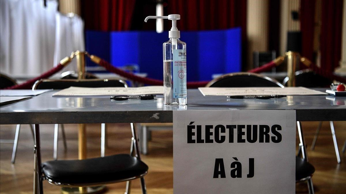 Medidas de desinfección en un centro de votaciones cerca de París.