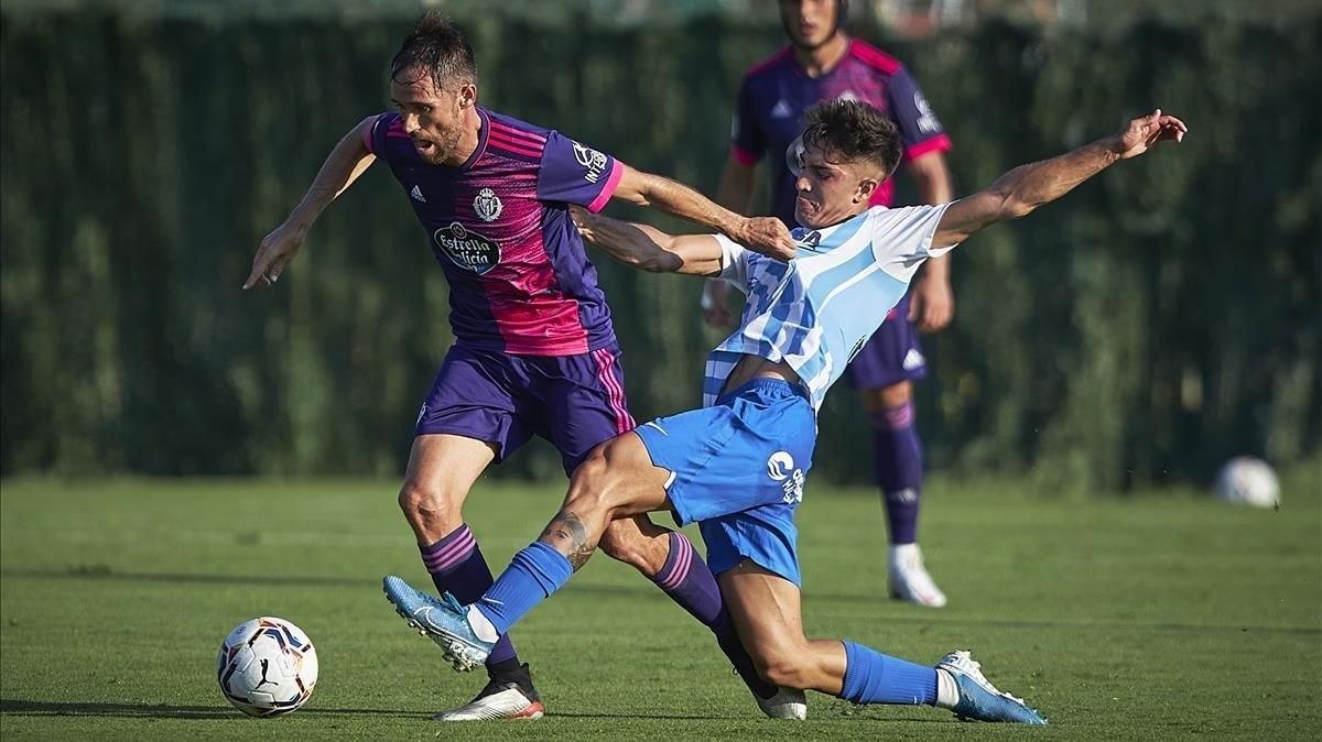 Michel Herrero, del Valladolid, y Julio Martínez, del Málaga, en el amistoso jugado el domingo en Marbella. Michel Herrero, del Valladolid, y Julio Martínez, del Málaga, en el amistoso jugado el domingo en Marbella.