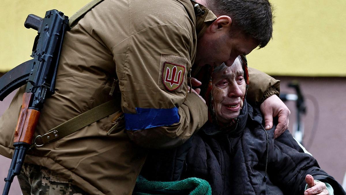Un militar ucraniano abraza a su madre Larysa Kolesnyk, de 82 años, después de que fuera evacuada de la ciudad de Irpin, en las afueras de Kiev
