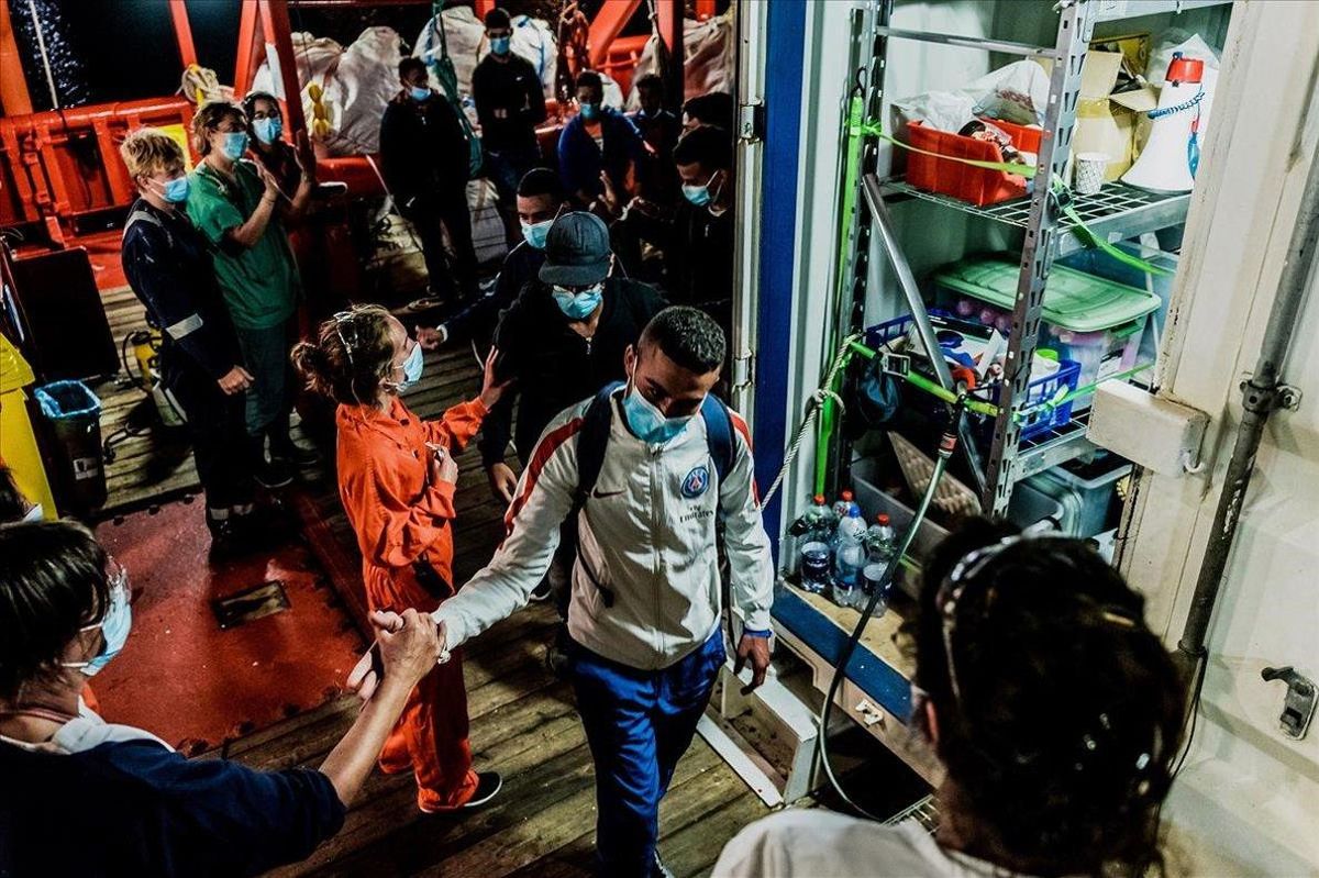 Itàlia recorre a l'Exèrcit a Calàbria davant el malestar social per l'arribada d'immigrants infectats per Covid-19 Itàlia recorre a l'Exèrcit a Calàbria davant el malestar social per l'arribada d'immigrants infectats per Covid-19