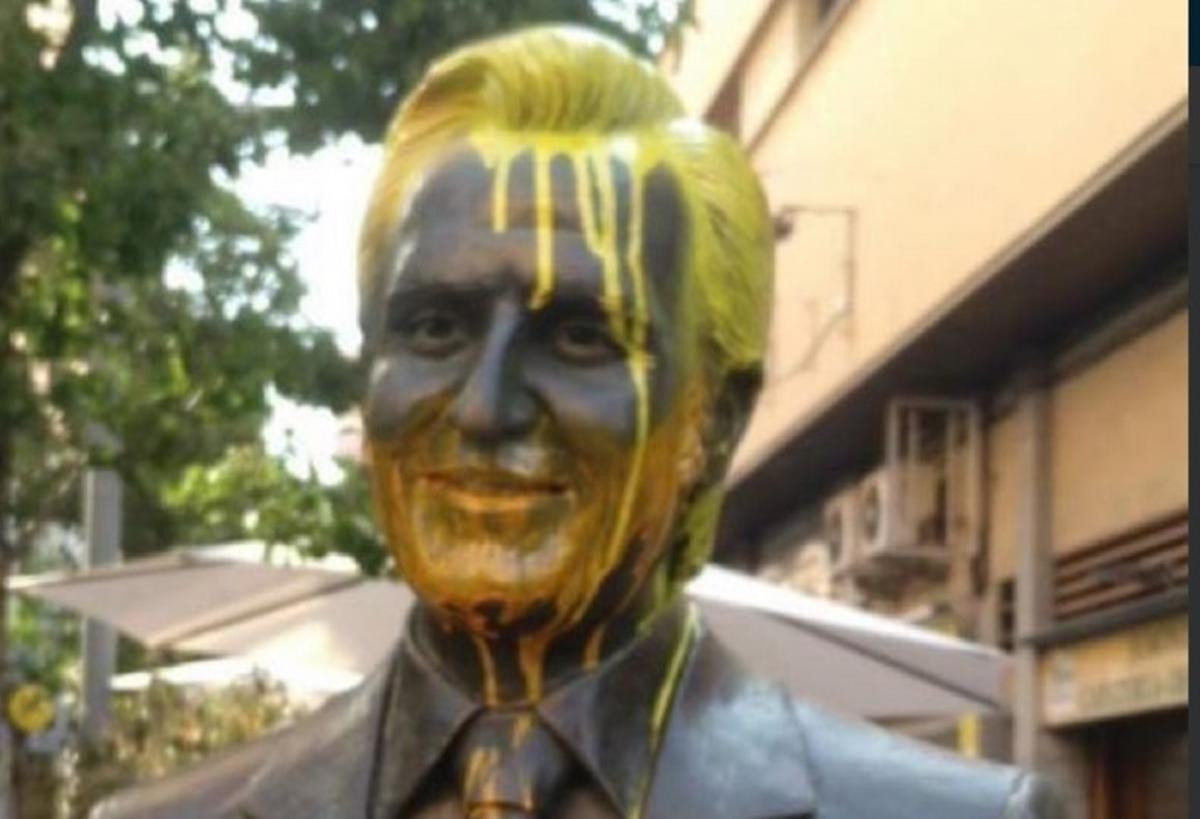 La estatua de Manolo Escobar en Badalona, pintada de amarillo