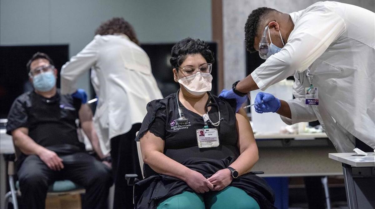 Médicos del Hospital St. Vincent, en Nuevo México, reciben la vacuna del coronavirus.