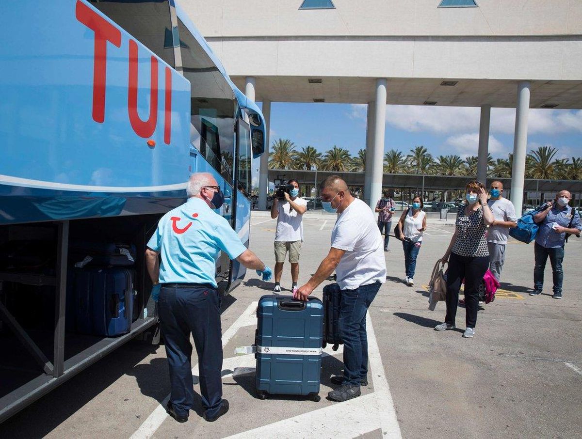 Turistas alemanes llegando a la terminal de Son San Joan, en Palma, a mediados de junio. Turistas alemanes llegando a la terminal de Son San Joan, en Palma, a mediados de junio.
