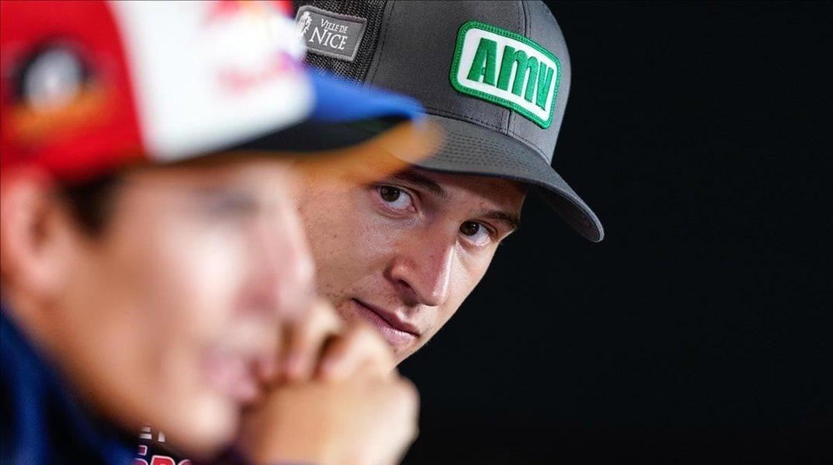 El joven francés Fabio Quartararo (Yamaha), ’rookie’ del 2019, observa con atención una respuesta del octovampeón Marc Márquez (Honda), en la conferencia de prensa, del pasado jueves, en Motegi (Japón). El joven francés Fabio Quartararo (Yamaha), ’rookie’ del 2019, observa con atención una respuesta del octovampeón Marc Márquez (Honda), en la conferencia de prensa, del pasado jueves, en Motegi (Japón).