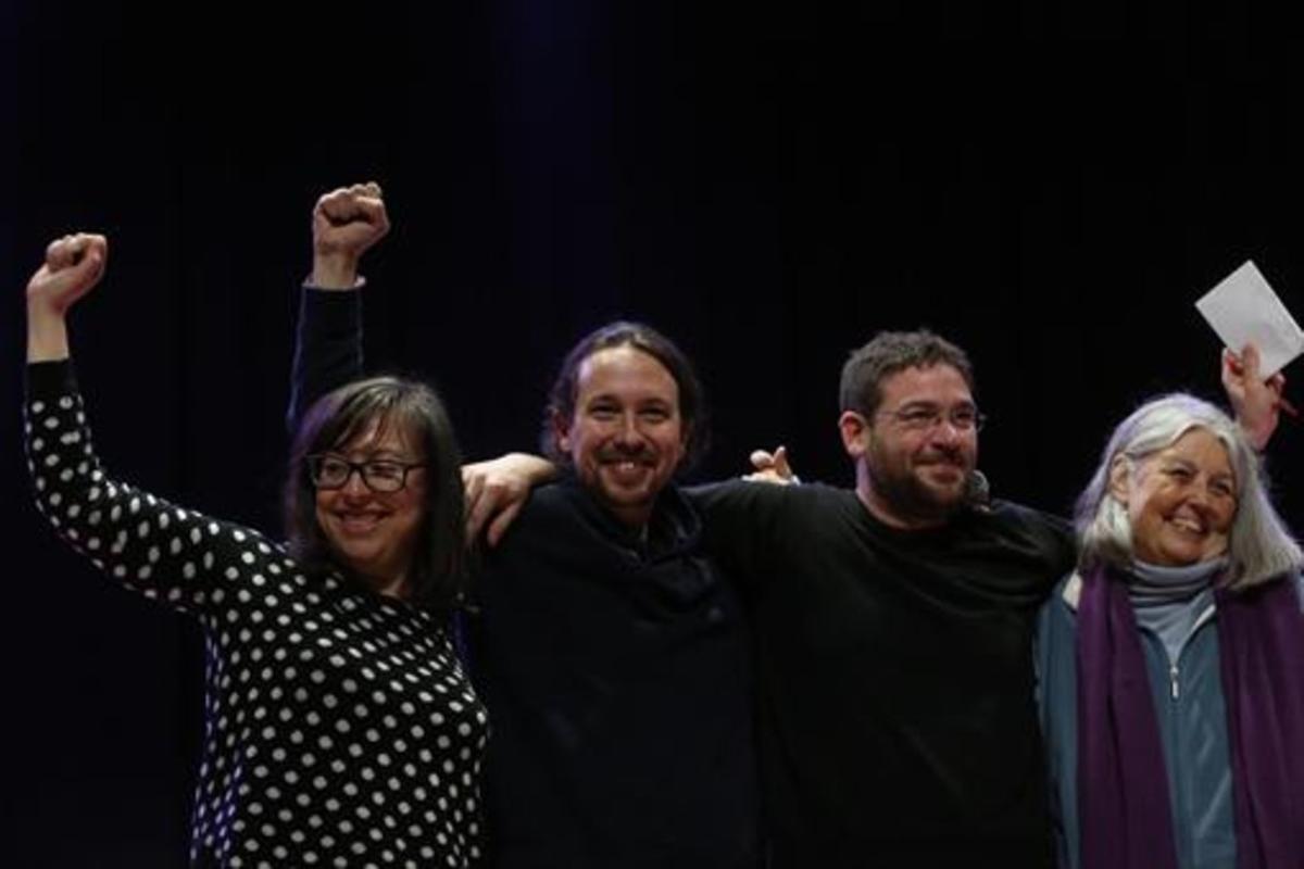 Iglesias, con Noelia Bail (izquierda), Albano Dante Fachin y Àngels Martínez, ayer en Sant Feliu de Llobregat.
