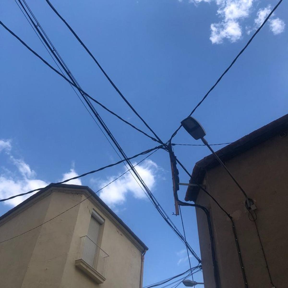 El cableado aéreo del barrio de Sant Pere.