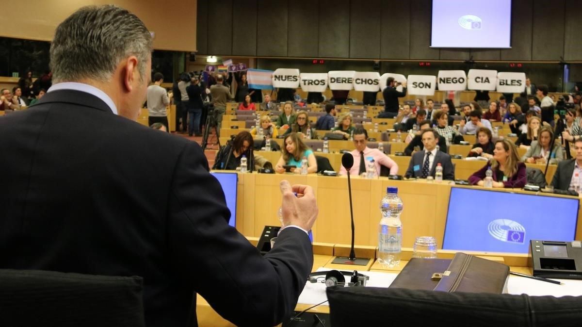 El secretario general de Vox, Javier Ortega Smith, durante la protesta de un grupo feminista en el Parlamento Europeo. El secretario general de Vox, Javier Ortega Smith, durante la protesta de un grupo feminista en el Parlamento Europeo.