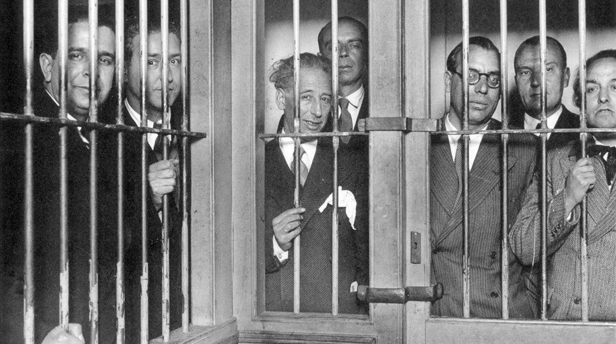 El ’president’ Lluís Companys y los ’consellers’ de la Generalitat presos en 1934.