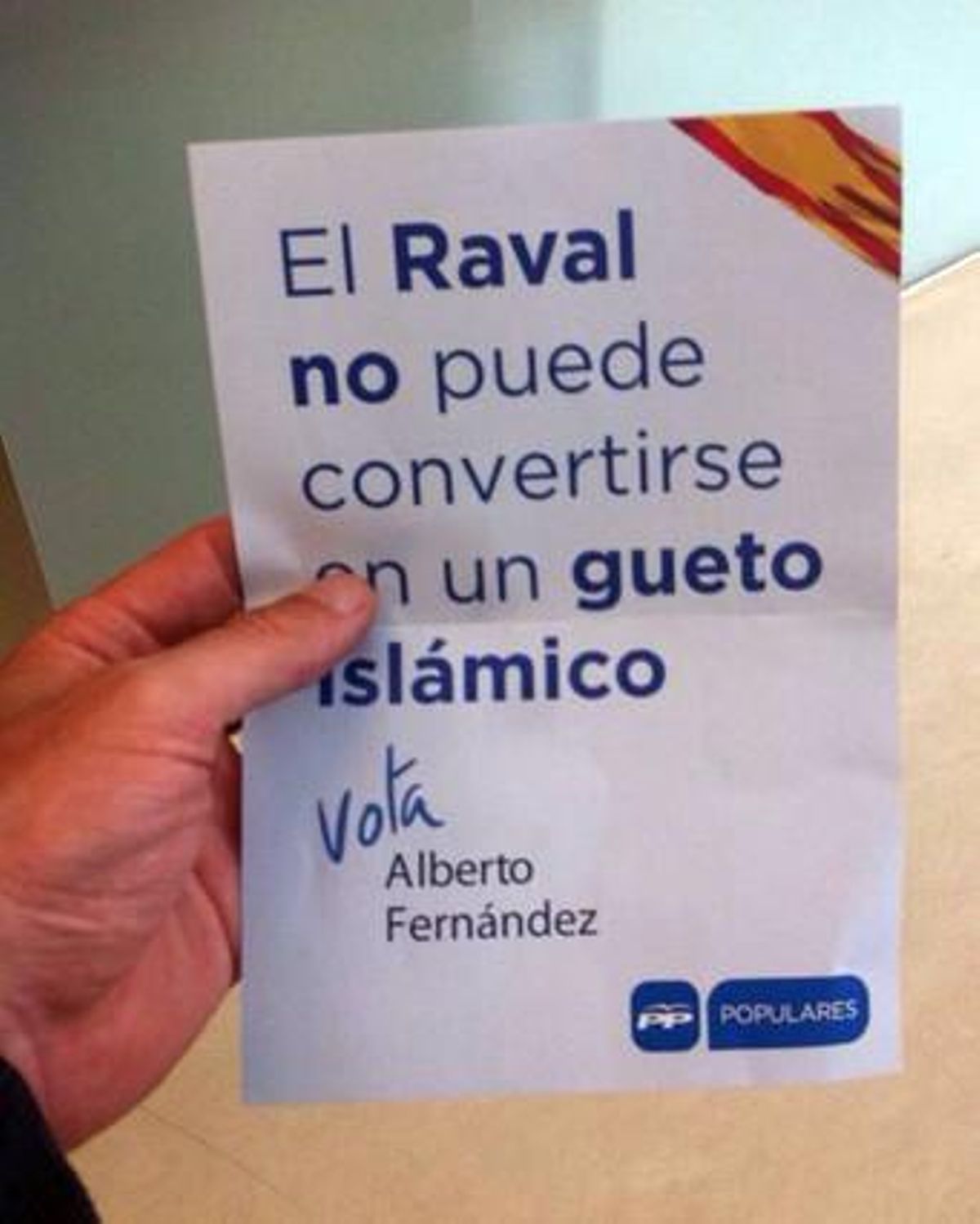 Cartel del PP en el que los conservadores advierten de que el Raval se ha convertido en un gueto islámico. Cartel del PP en el que los conservadores advierten de que el Raval se ha convertido en un gueto islámico.