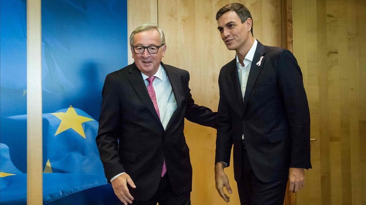 Pedro Sánchez y el presidente de la Comisión Europea, Jean-Claude Juncker, este jueves en una reunión en Bruselas.