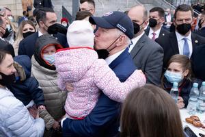 El presidente de Estados Unidos besa a un niño ucraniano durante el encuentro que ha tenido este sábado con refugiados en Varsovia.