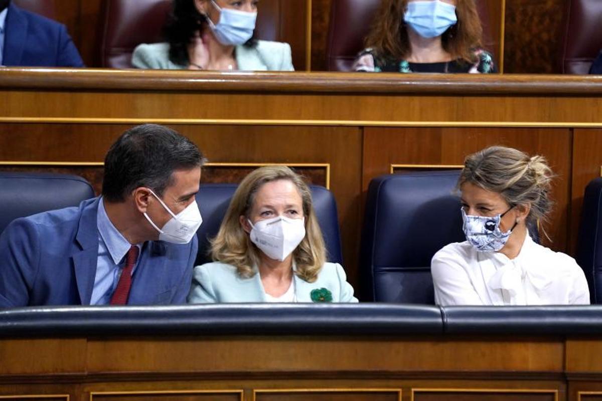 El presidente del Gobierno, Pedro Sánchez, junto a las vicepresidentas primera y segunda, Nadia Calviño y Yolanda Díaz, en la sesión de control al Ejecutivo en el Congreso, el pasado día 20.