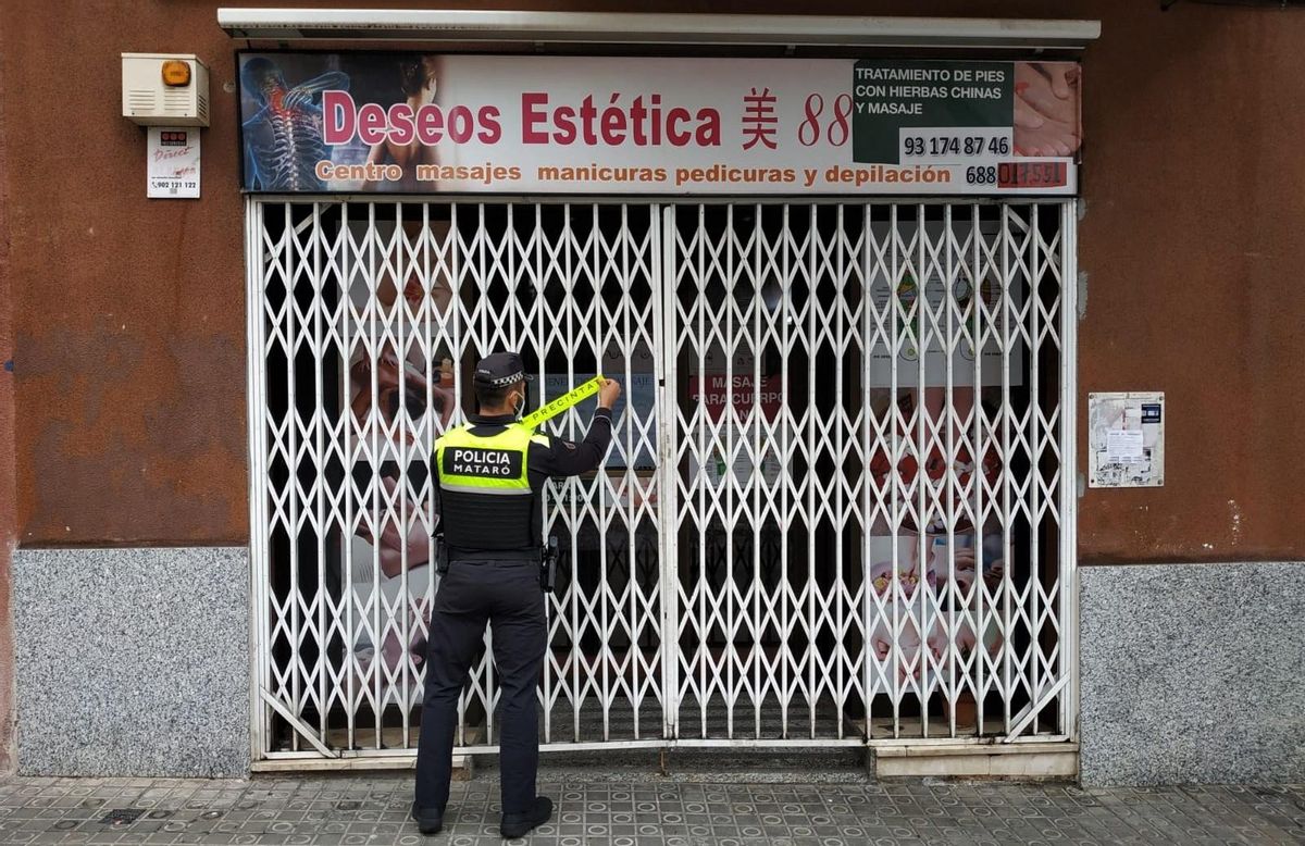 Un agente de la Policía Local de Mataró clausura un local de belleza de la ciudad. Un agente de la Policía Local de Mataró clausura un local de belleza de la ciudad.