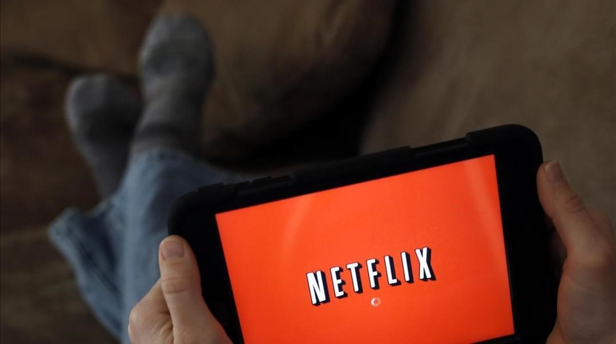 Un usuario de Netflix accede a la plataforma de televisión de pago por internet en el salón de su casa.